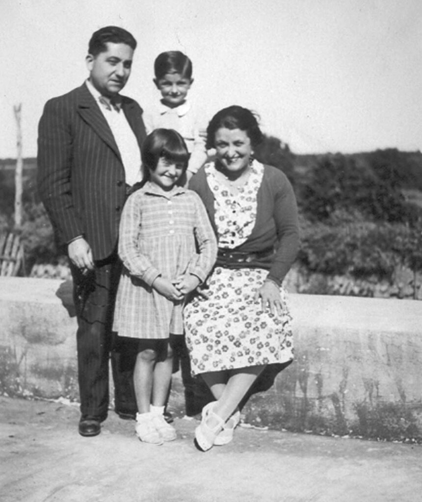 Pura Manzanares i la seva familia abans del-cop d'estat