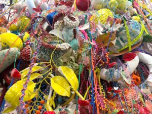 Nuria Mora, Había en el fondo del mar, 2026 (detall). Ceràmica, estructura metàl·lica, cables, cordes i cristall. Fotografia: cortesia de l’artista.